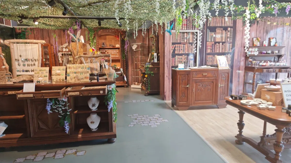 L'espace du Sentier des Fées à Hagetmau : ambiance, présentoirs et créations